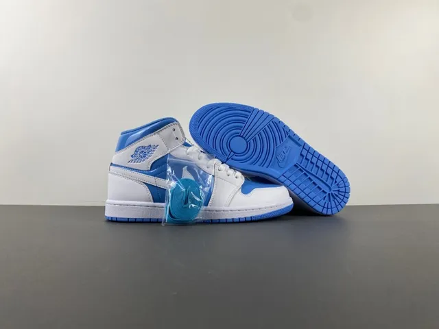 Zapatillas de baloncesto Air Jordan de caña alta en blanco y azul con detalles de charol 11