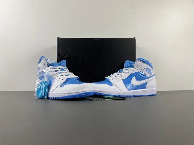 Zapatillas de baloncesto Air Jordan de caña alta en blanco y azul con detalles de charol 12