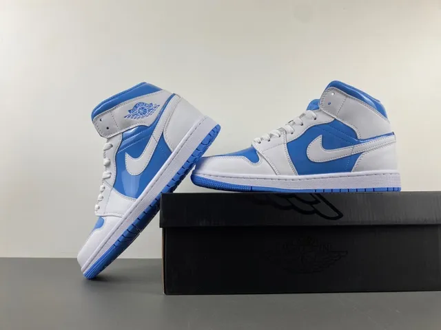 Zapatillas de baloncesto Air Jordan de caña alta en blanco y azul con detalles de charol 13