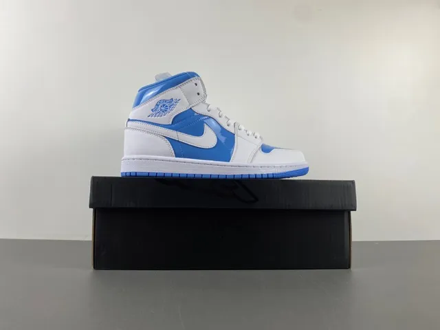 Zapatillas de baloncesto Air Jordan de caña alta en blanco y azul con detalles de charol 14