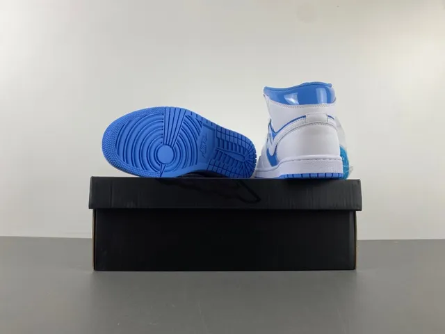 Zapatillas de baloncesto Air Jordan de caña alta en blanco y azul con detalles de charol 15