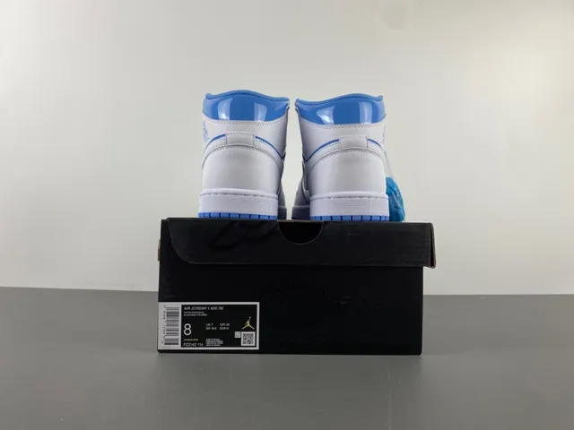 Zapatillas de baloncesto Air Jordan de caña alta en blanco y azul con detalles de charol 16