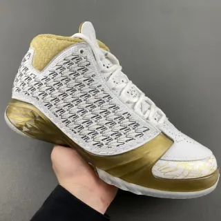 Tênis de basquete Air Jordan com silhueta de cano alto em branco e dourado e cabedal de couro perfurado