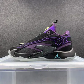 Zapatillas de baloncesto Air Jordan XXXVIII en negro y morado con estructura sintética por capas y cordones asimétricos