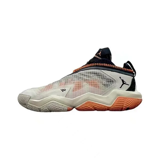 حذاء كرة السلة Air Jordan XXXVIII بتصميم منخفض باللونين الأبيض والبرتقالي مع جزء علوي شبكي متعدد الطبقات وهيكل صناعي 2