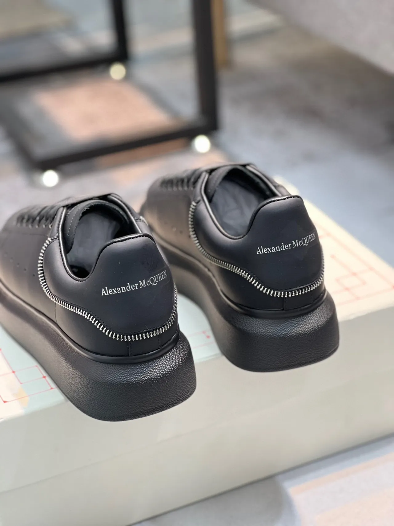 Alexander McQueen oversized sneaker noir lifestyle sneakers 2