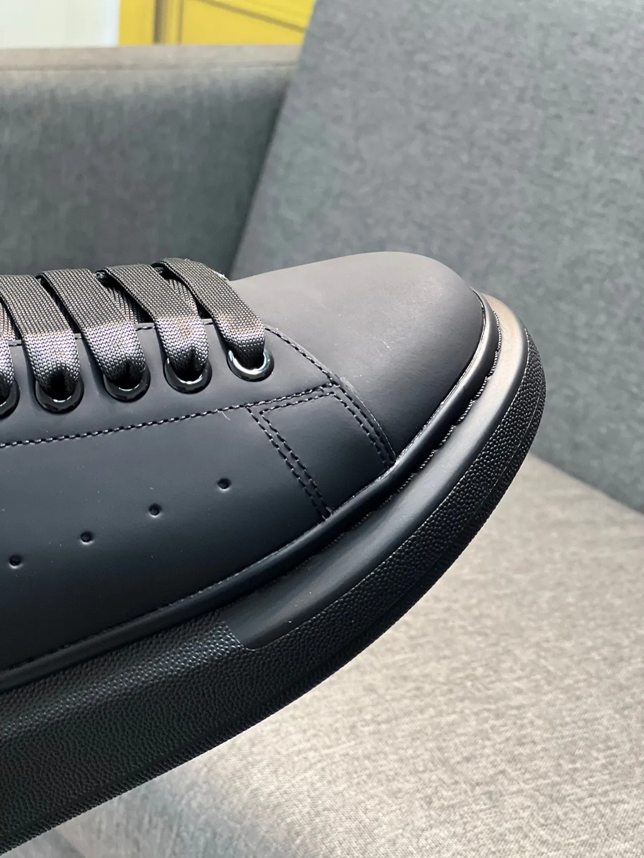 Alexander McQueen oversized sneaker noir lifestyle sneakers 3