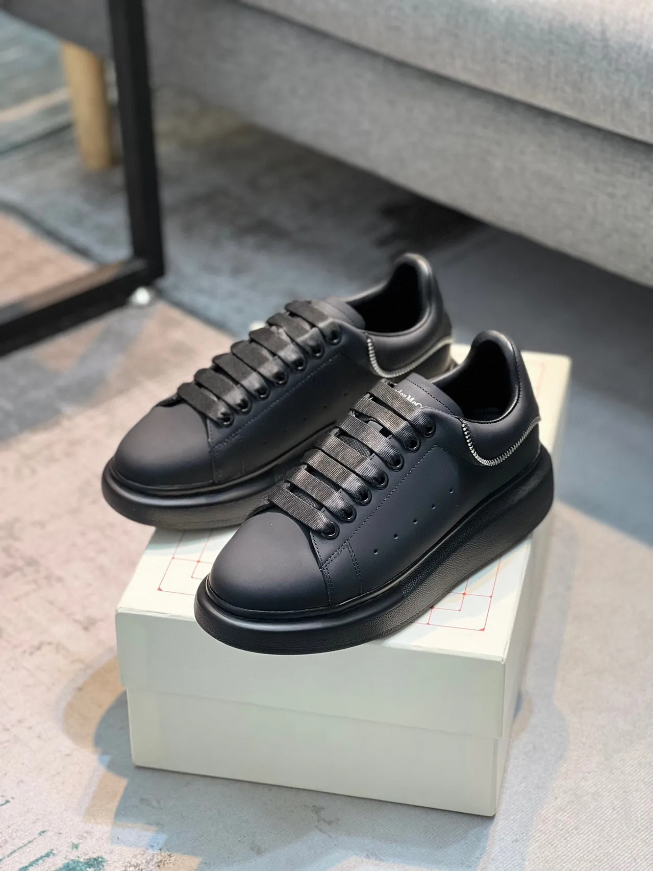 Alexander McQueen oversized sneaker noir lifestyle sneakers 4
