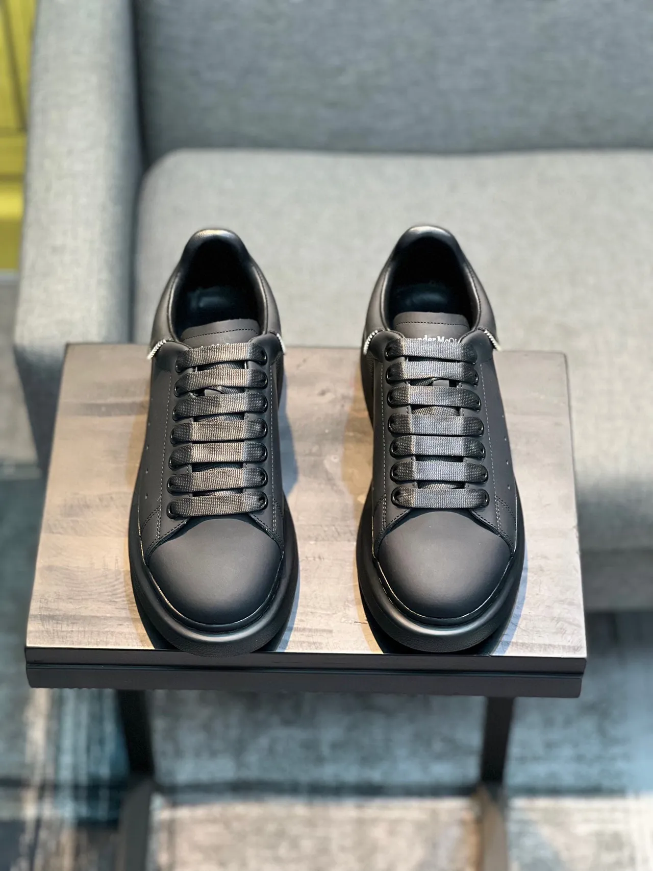Alexander McQueen oversized sneaker noir lifestyle sneakers 7