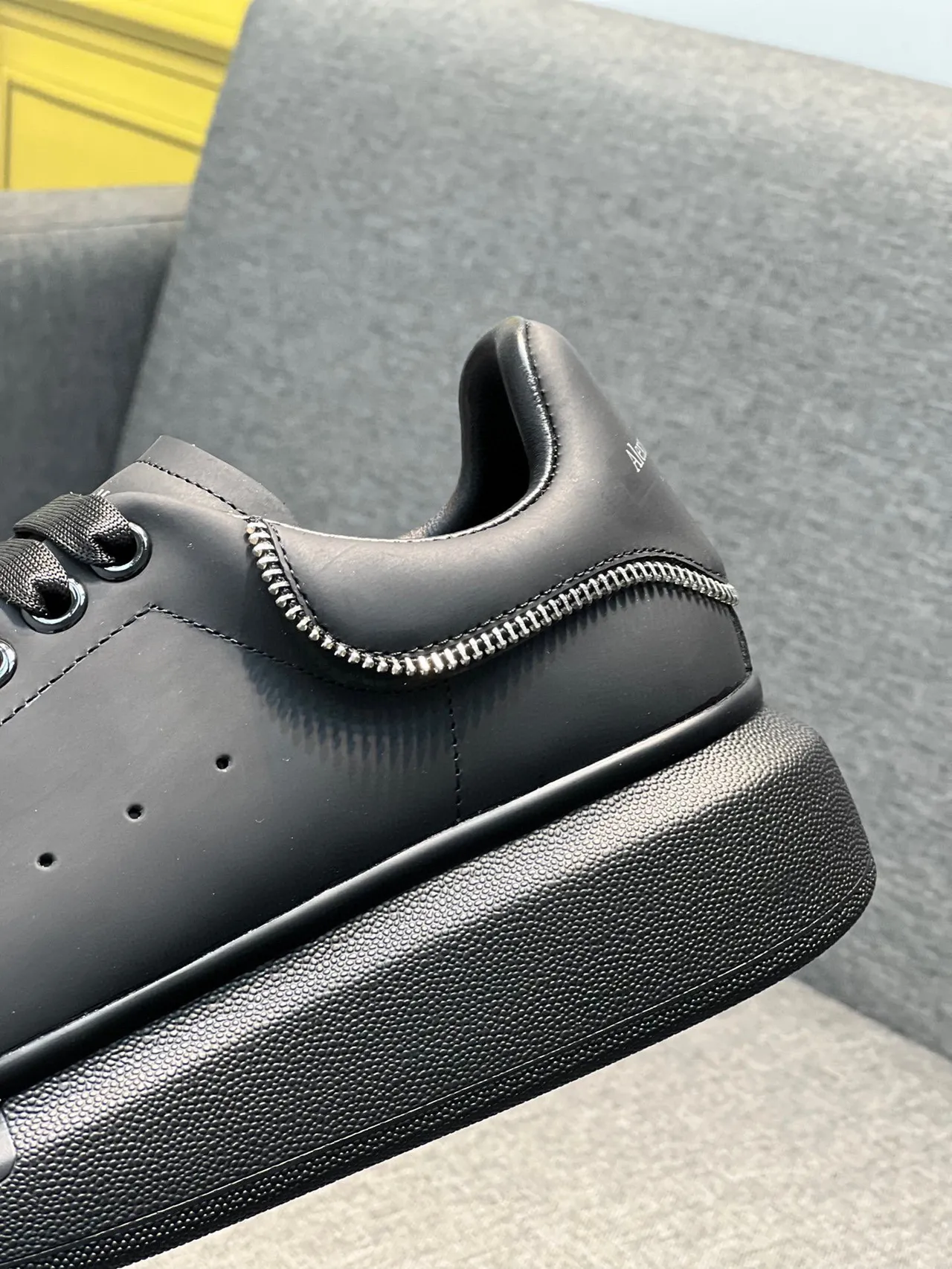 Alexander McQueen oversized sneaker noir lifestyle sneakers 8