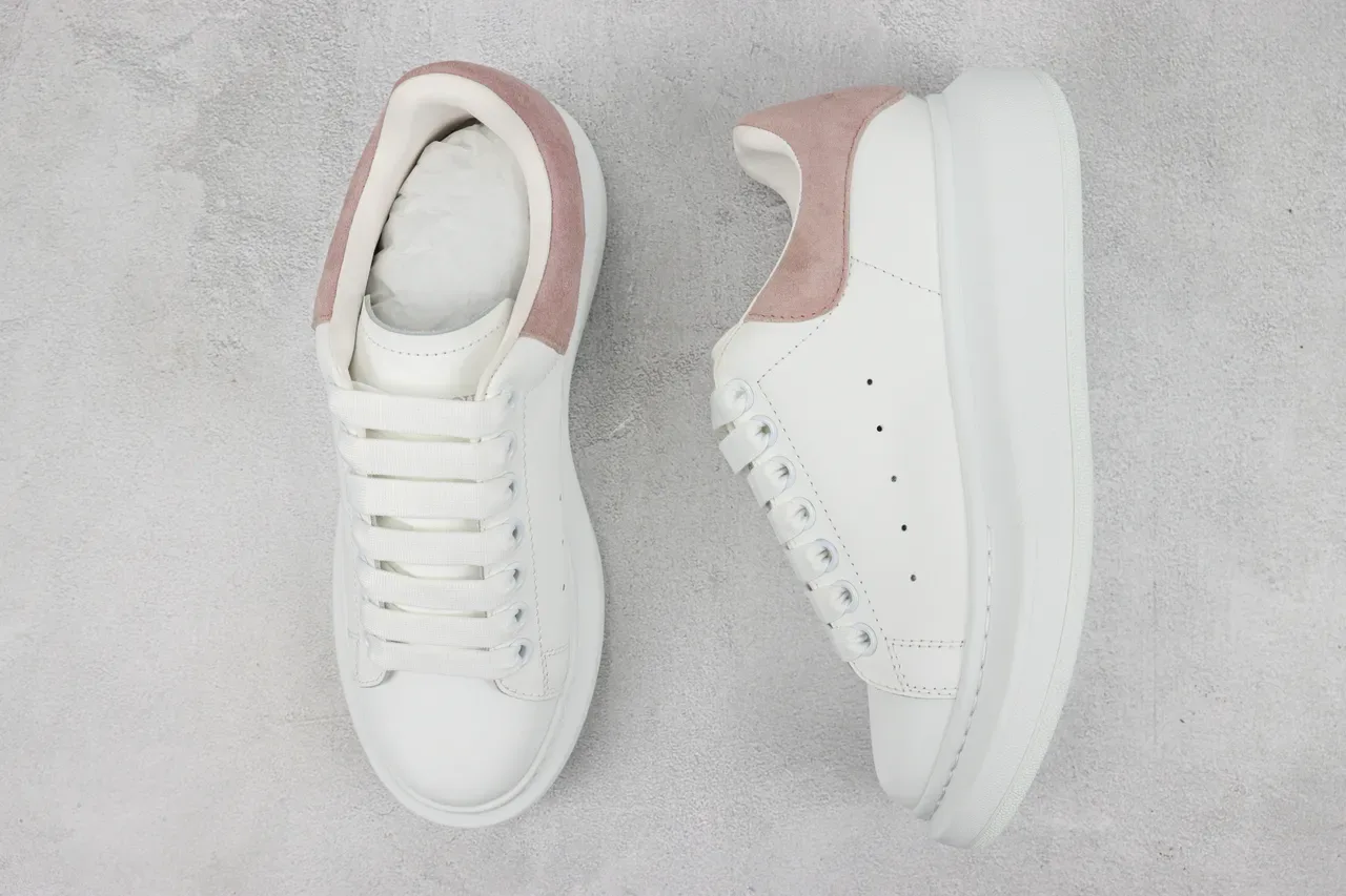 Alexander McQueen oversized 白色和粉灰色生活方式运动鞋 3
