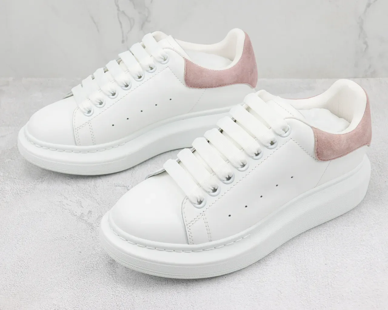 Alexander McQueen oversized 白色和粉灰色生活方式运动鞋 4