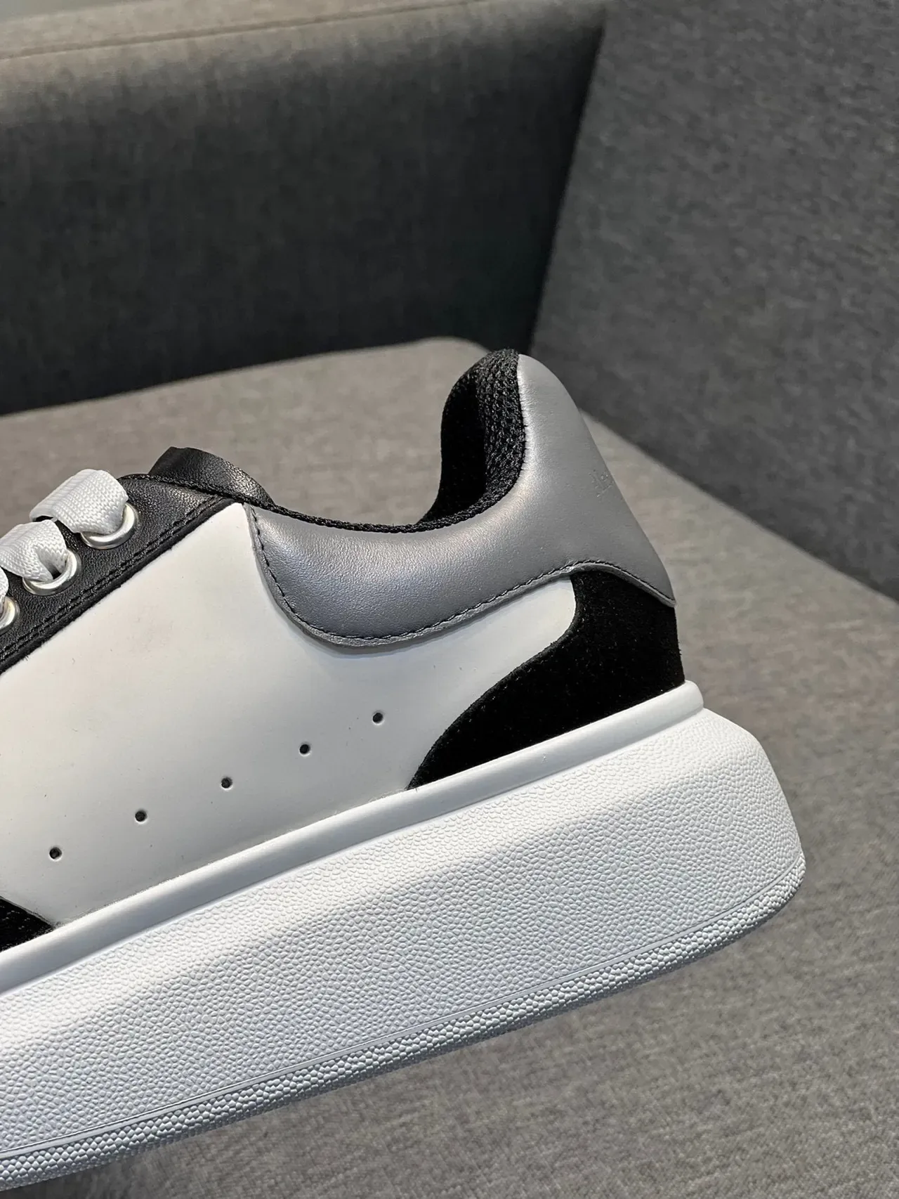 Alexander McQueen oversized sneaker أبيض أسود فضي نمط حياة sneakers 3