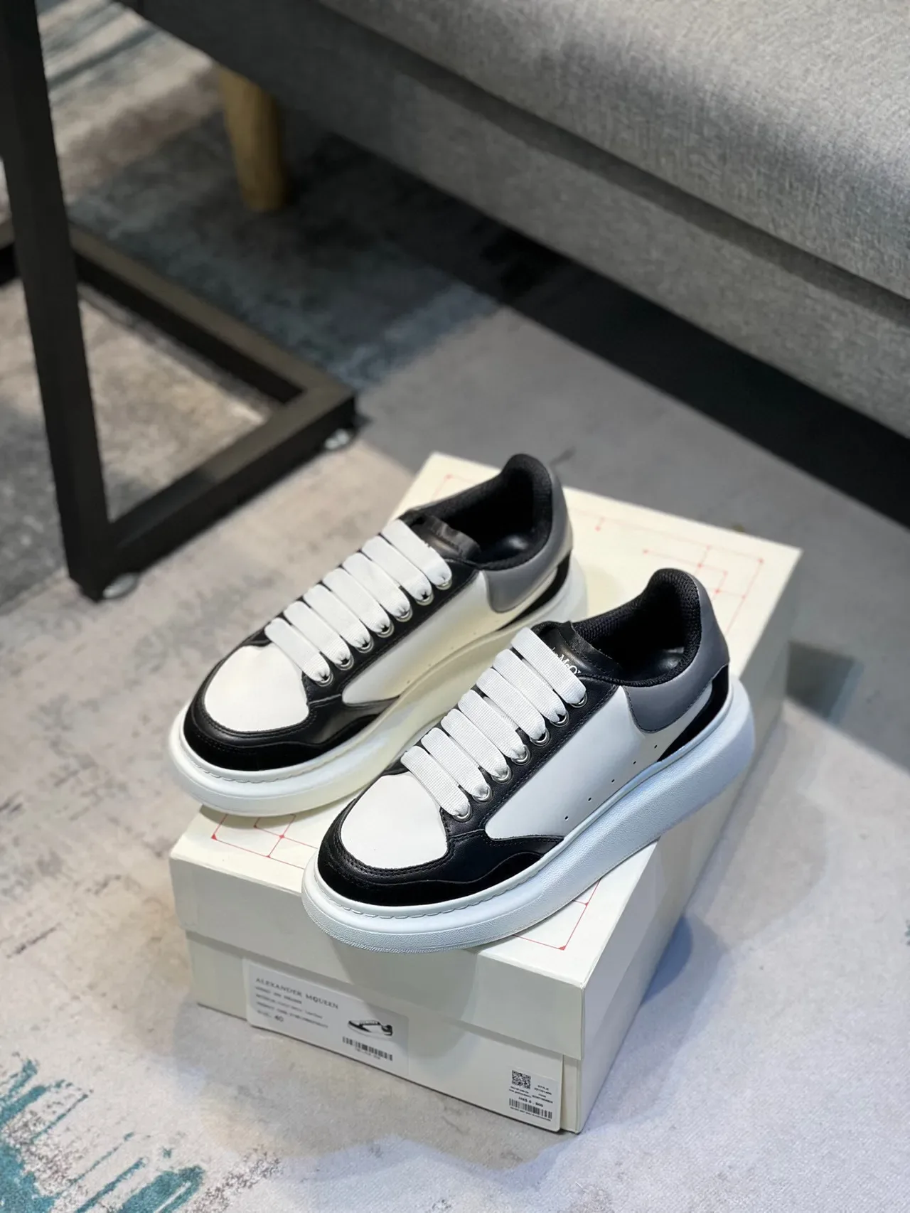 Alexander McQueen oversized sneaker أبيض أسود فضي نمط حياة sneakers 4