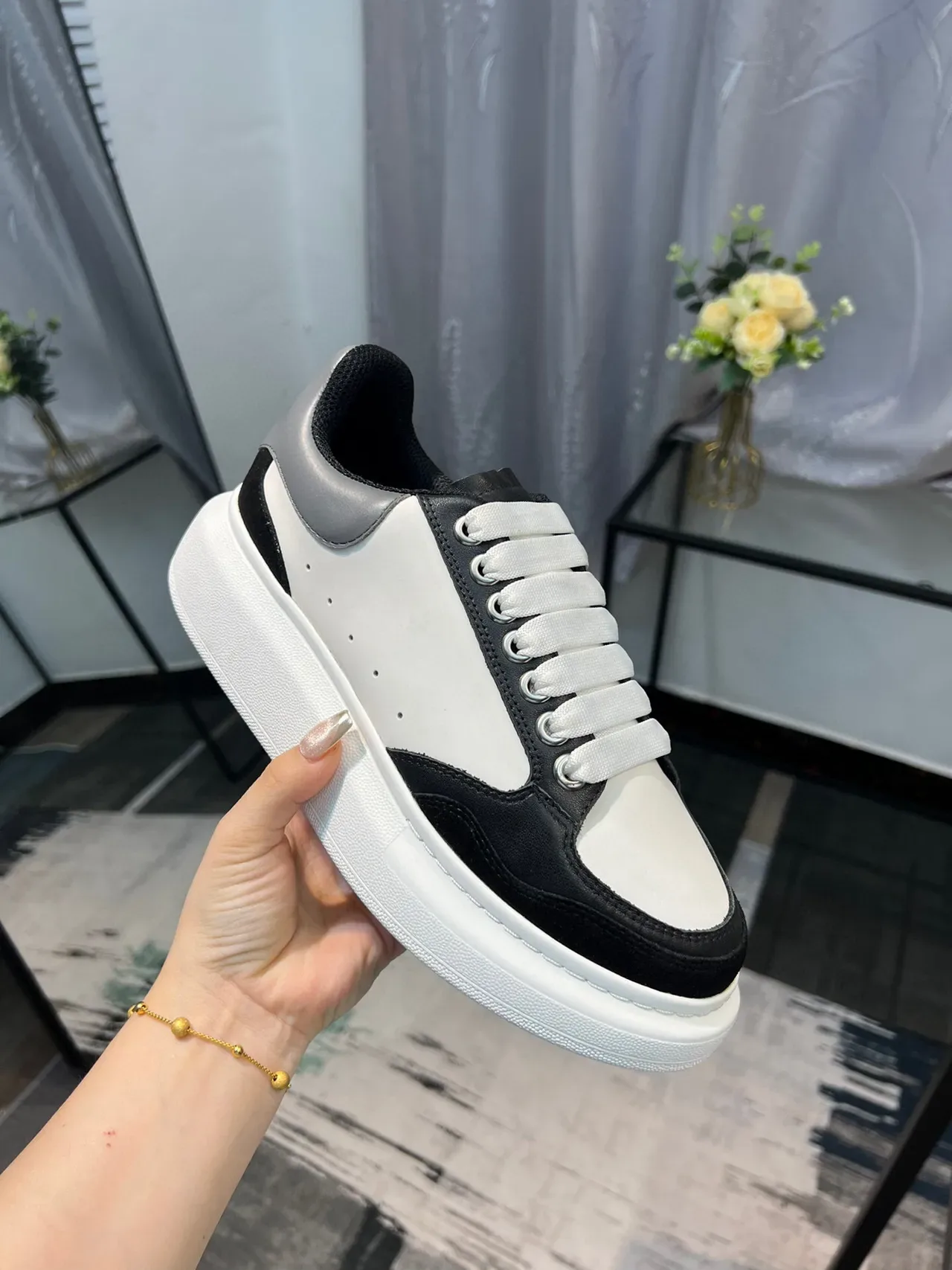 Alexander McQueen oversized sneaker أبيض أسود فضي نمط حياة sneakers 5