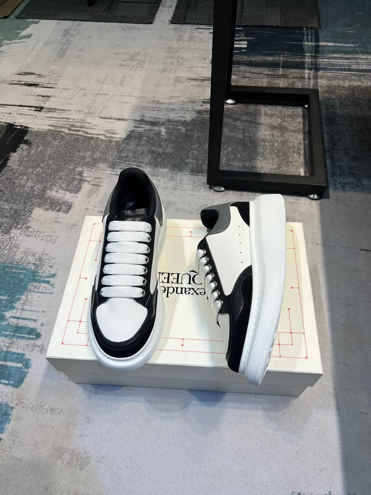 Alexander McQueen oversized sneaker أبيض أسود فضي نمط حياة sneakers 7