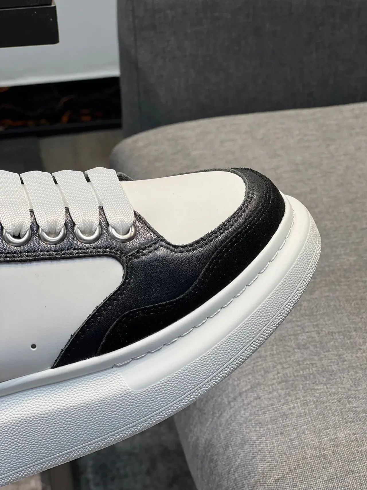 Alexander McQueen oversized sneaker أبيض أسود فضي نمط حياة sneakers 8