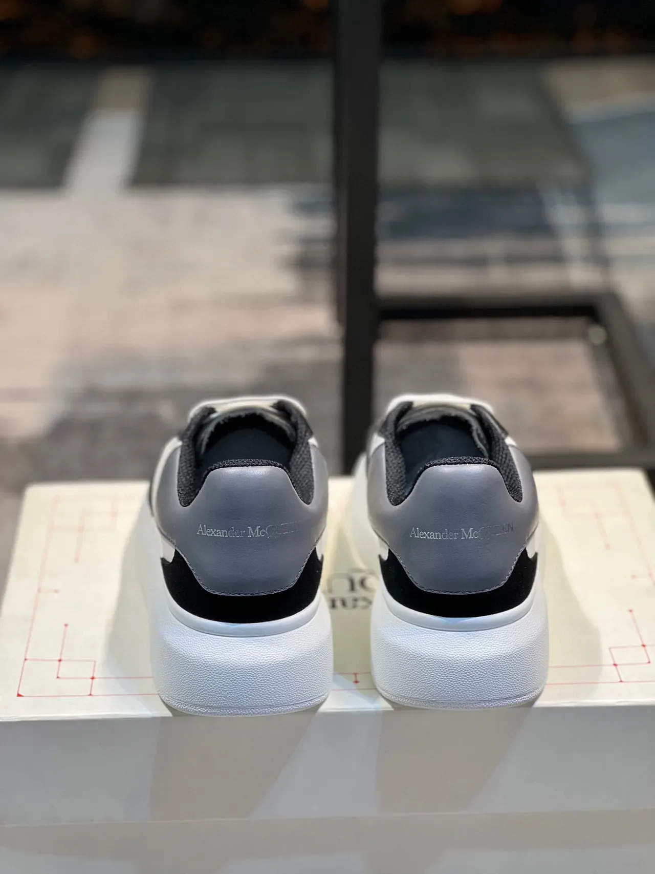 Alexander McQueen oversized sneaker أبيض أسود فضي نمط حياة sneakers 9
