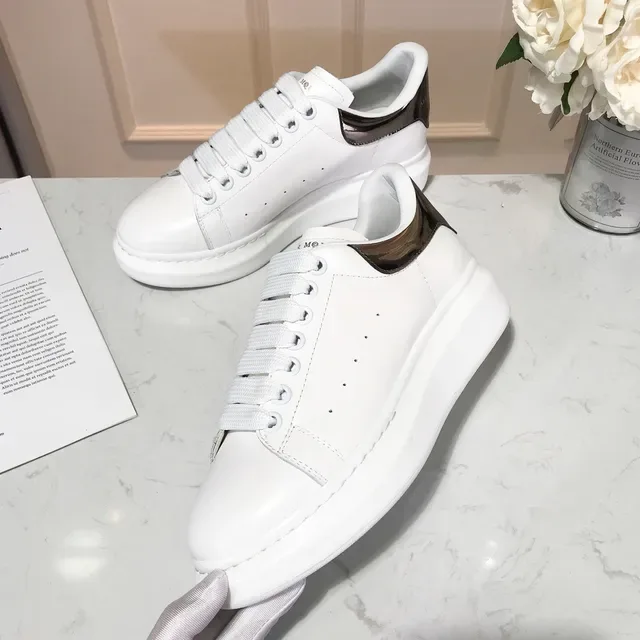 Alexander McQueen oversized स्नीकर सफेद काला सोल पैटेंट चमड़ा हील काउंटर लाइफस्टाइल स्नीकर 3