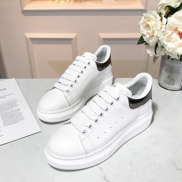 Alexander McQueen oversized स्नीकर सफेद काला सोल पैटेंट चमड़ा हील काउंटर लाइफस्टाइल स्नीकर 4