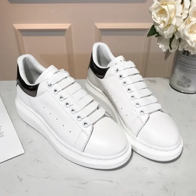 Alexander McQueen oversized स्नीकर सफेद काला सोल पैटेंट चमड़ा हील काउंटर लाइफस्टाइल स्नीकर 5