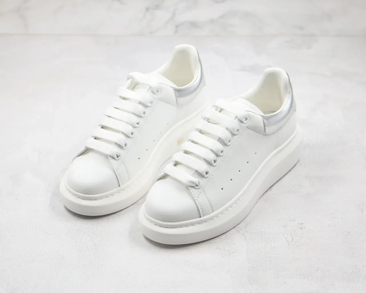Alexander McQueen Sneakers Oversized Branco Prata Plataforma Couro Suave Superior Lifestyle Sneakers 9