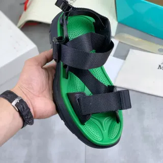 Alexander McQueen Tread Slick صندل كاجوال أخضر وأسود