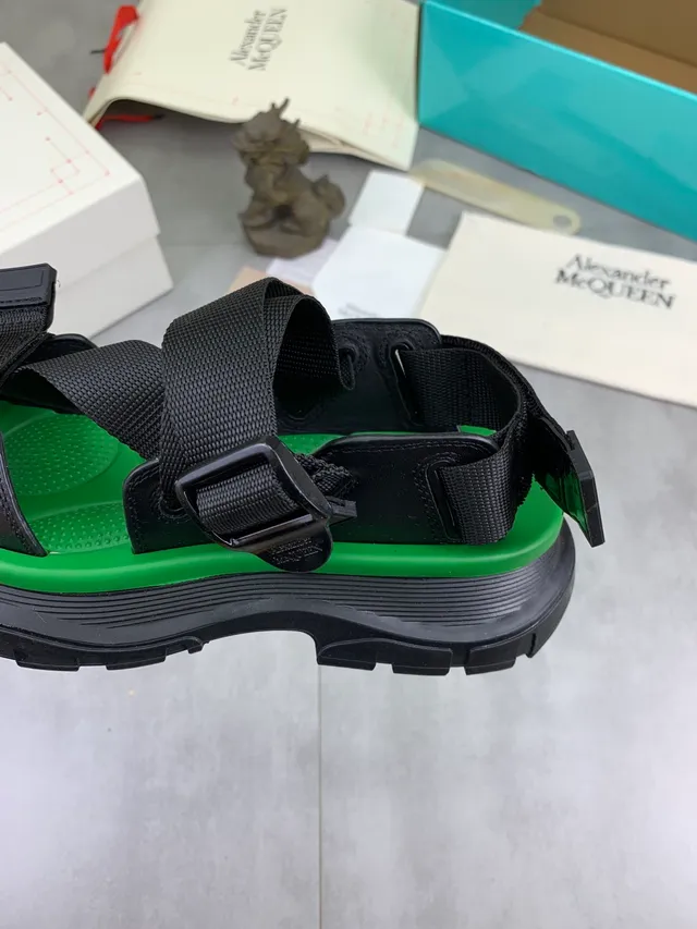 Alexander McQueen Tread Slick sandálias casuais verdes e pretas 2