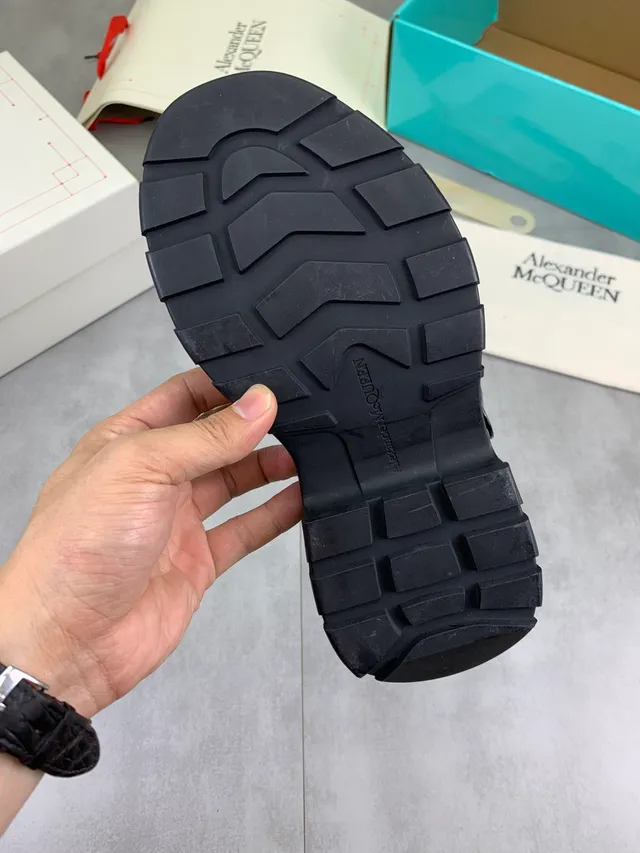 Alexander McQueen Tread Slick sandálias casuais verdes e pretas 3