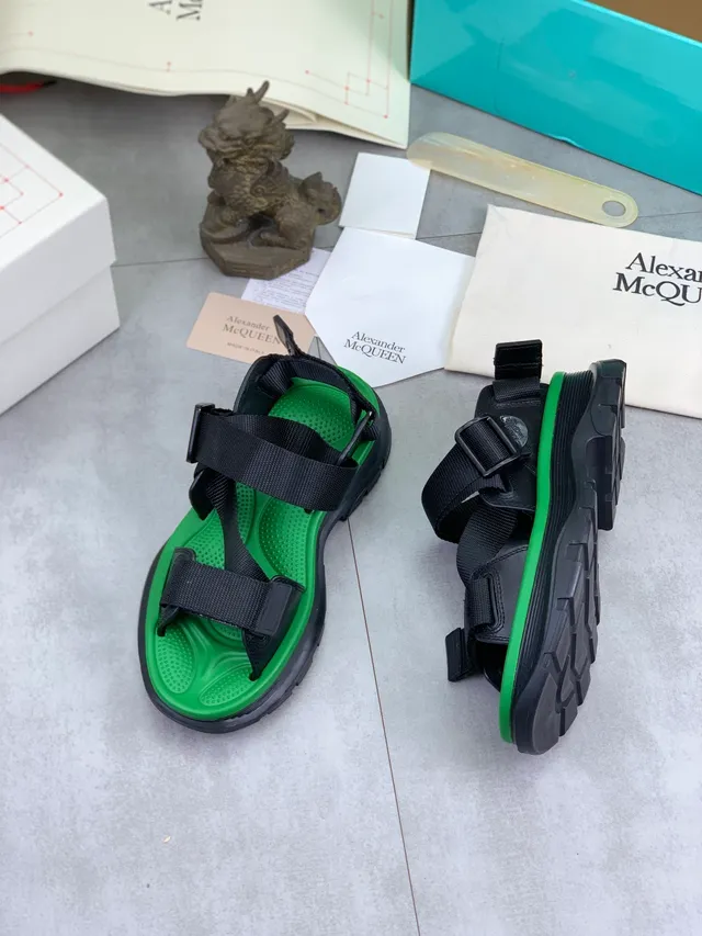 Alexander McQueen Tread Slick sandálias casuais verdes e pretas 5