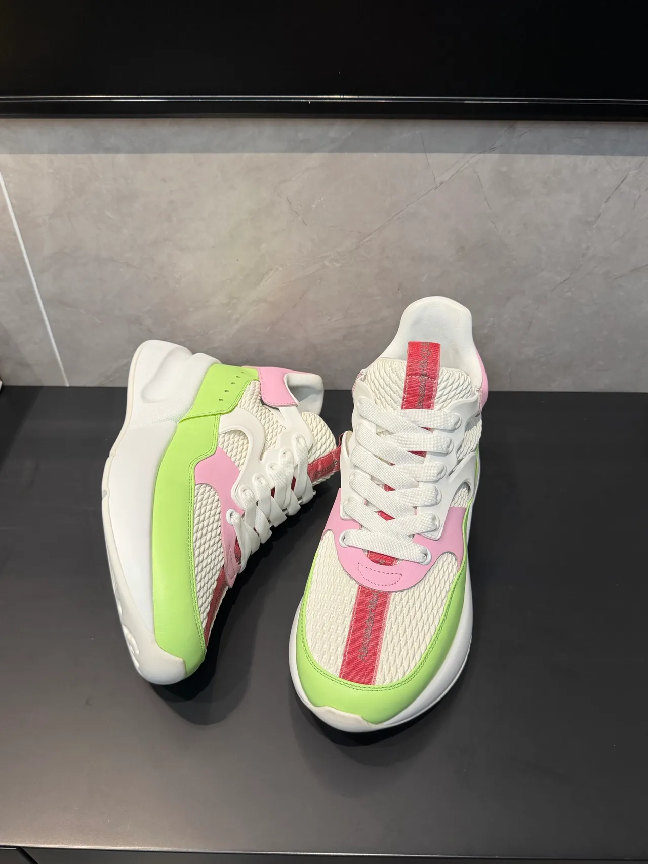 Alexander McQueen 白色绿色 超大平台鞋底 网面和合成面板构造 厚底运动鞋 2