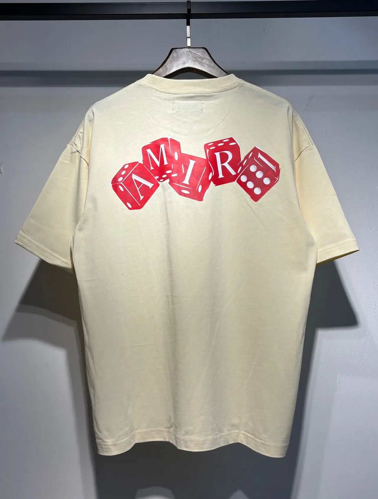 Camiseta gráfica Amiri logo de dados preta bege corte oversized estampa nas costas 7