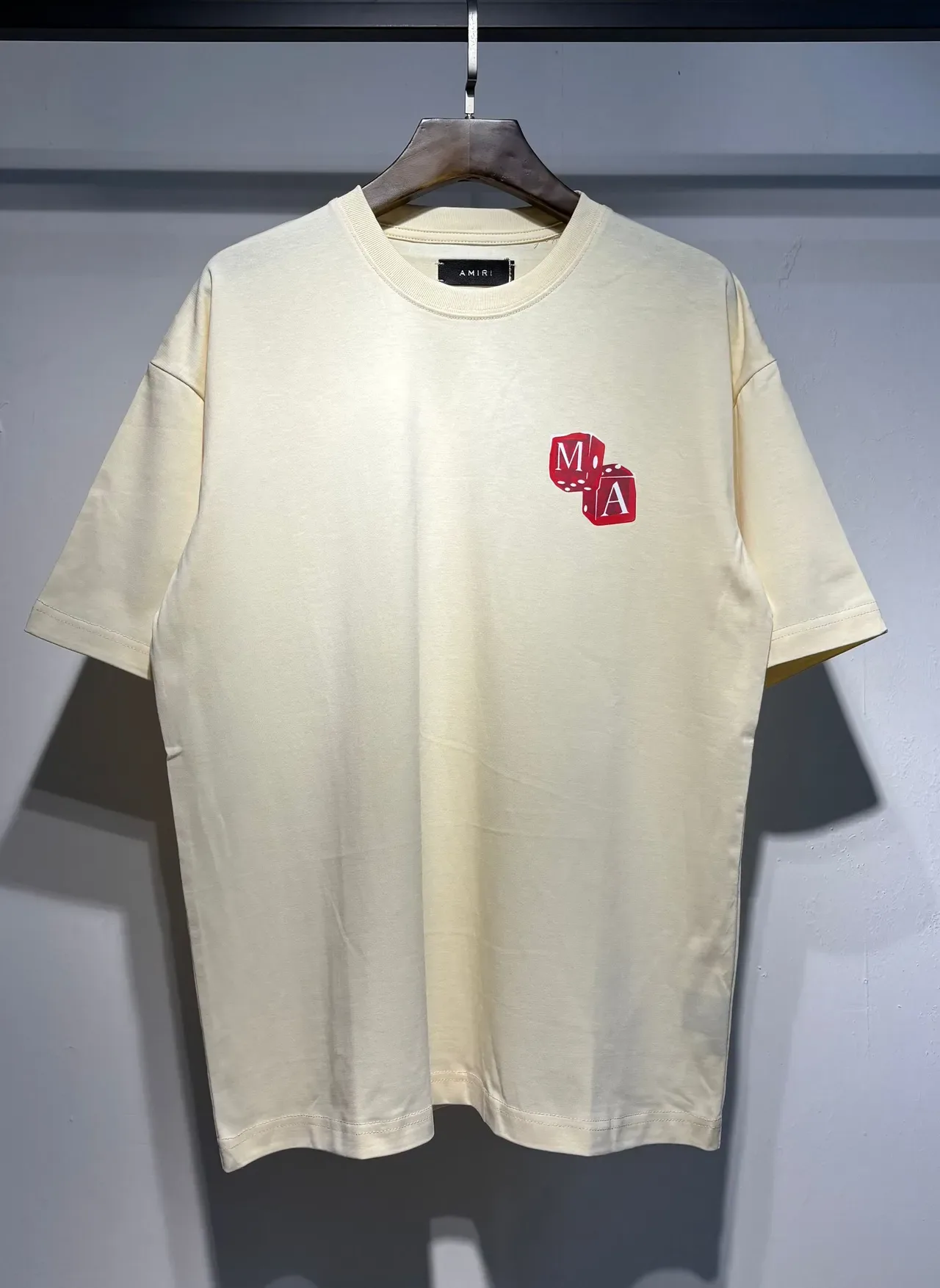Camiseta gráfica Amiri logo de dados preta bege corte oversized estampa nas costas 8