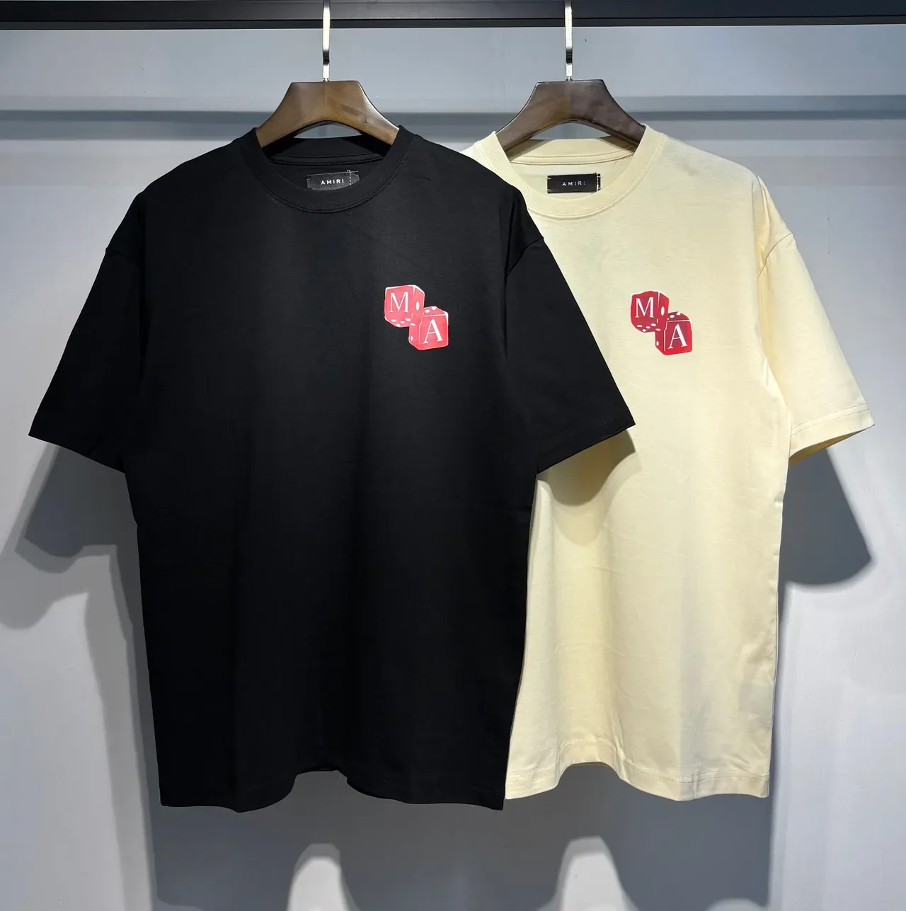 Camiseta gráfica Amiri logo de dados preta bege corte oversized estampa nas costas 9