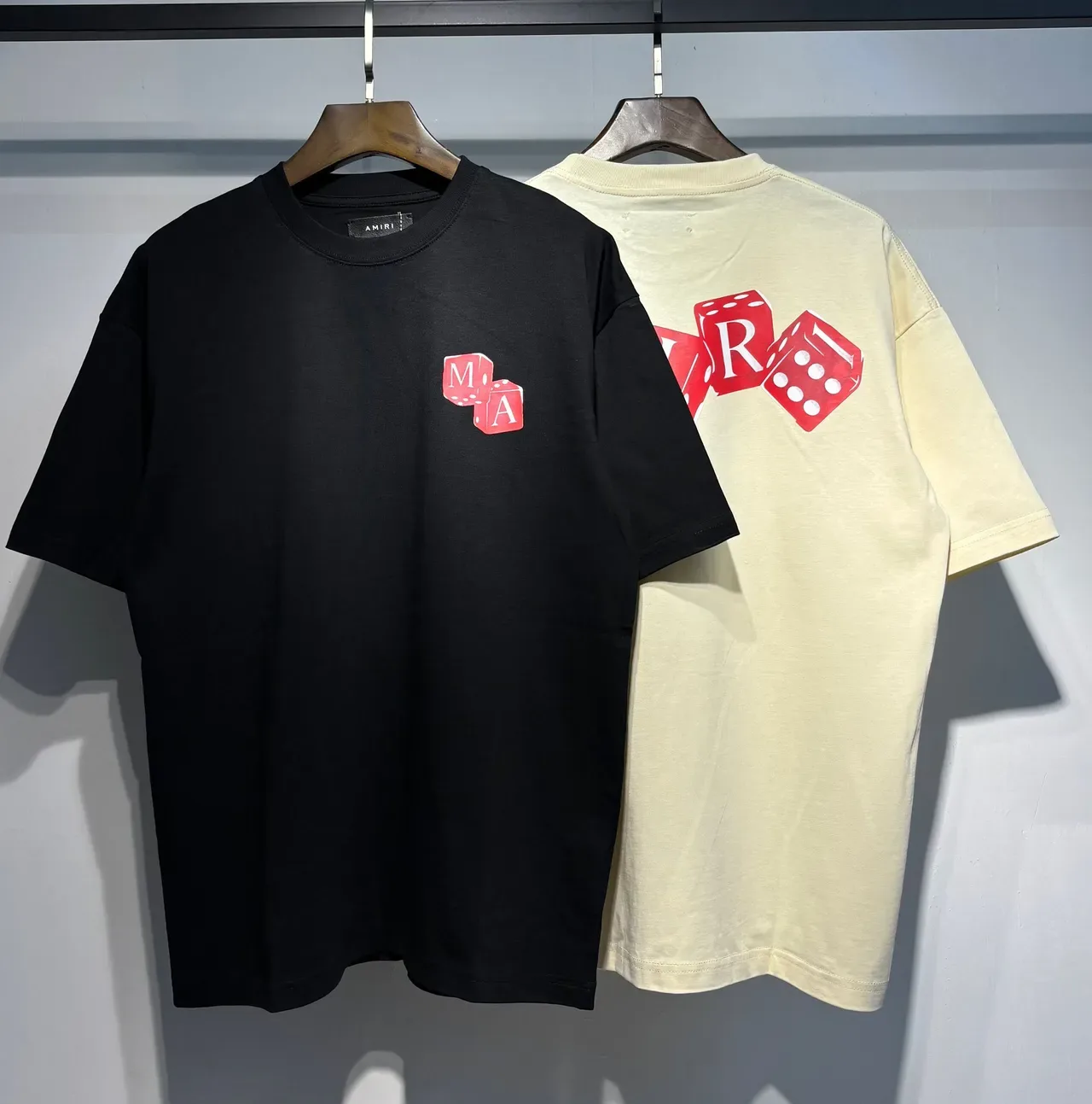 Camiseta gráfica Amiri logo de dados preta bege corte oversized estampa nas costas 10