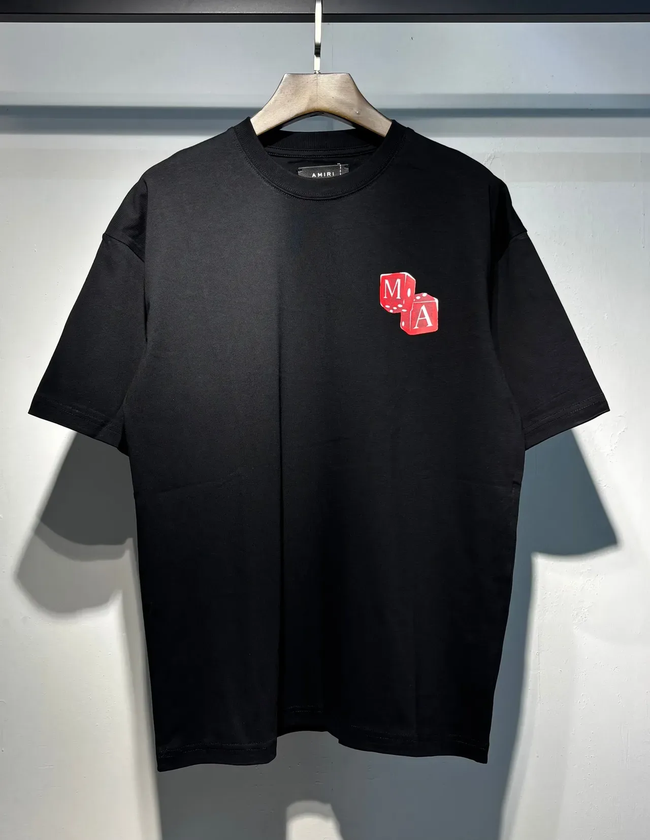 Camiseta gráfica Amiri logo de dados preta bege corte oversized estampa nas costas 11