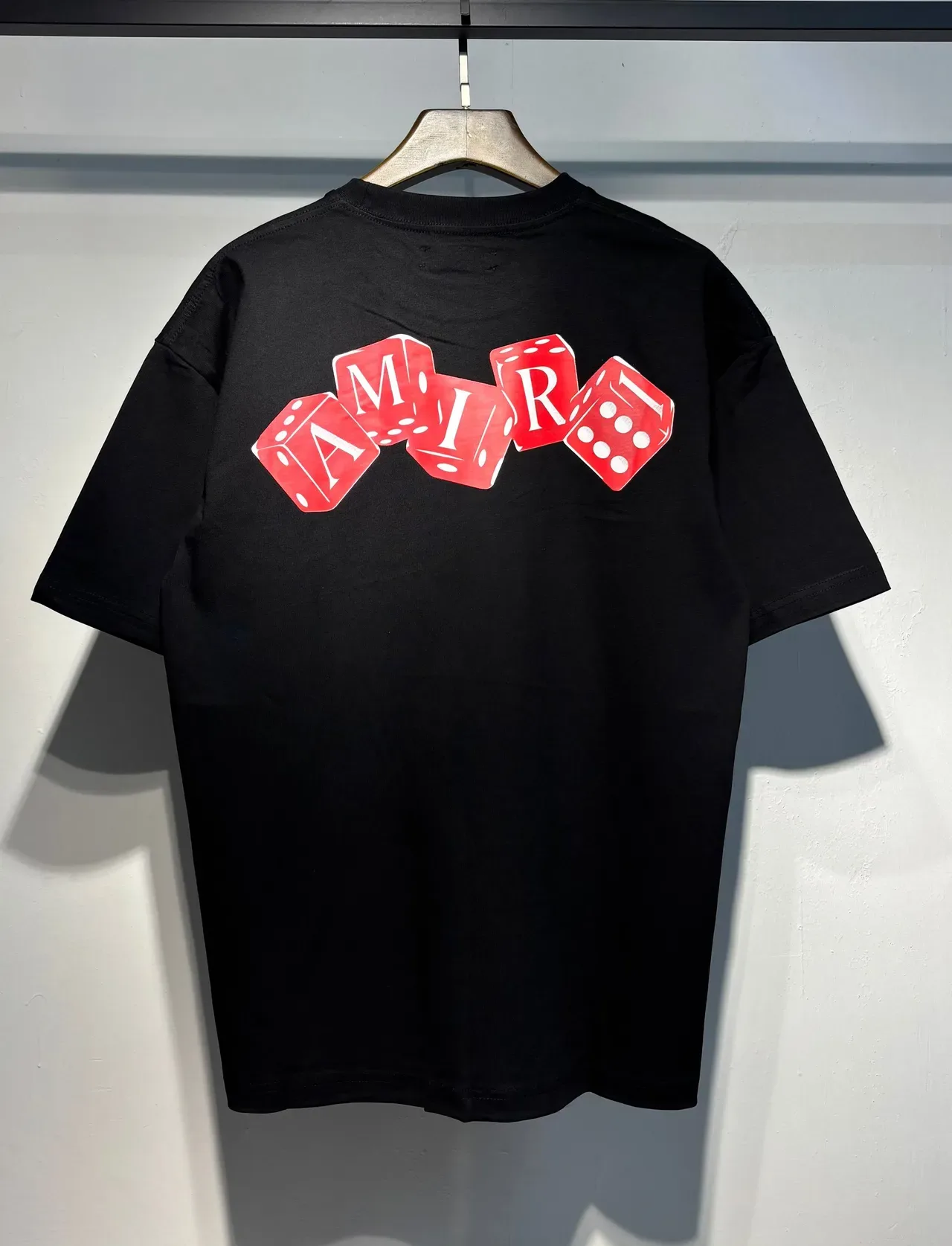 Camiseta gráfica Amiri logo de dados preta bege corte oversized estampa nas costas 12