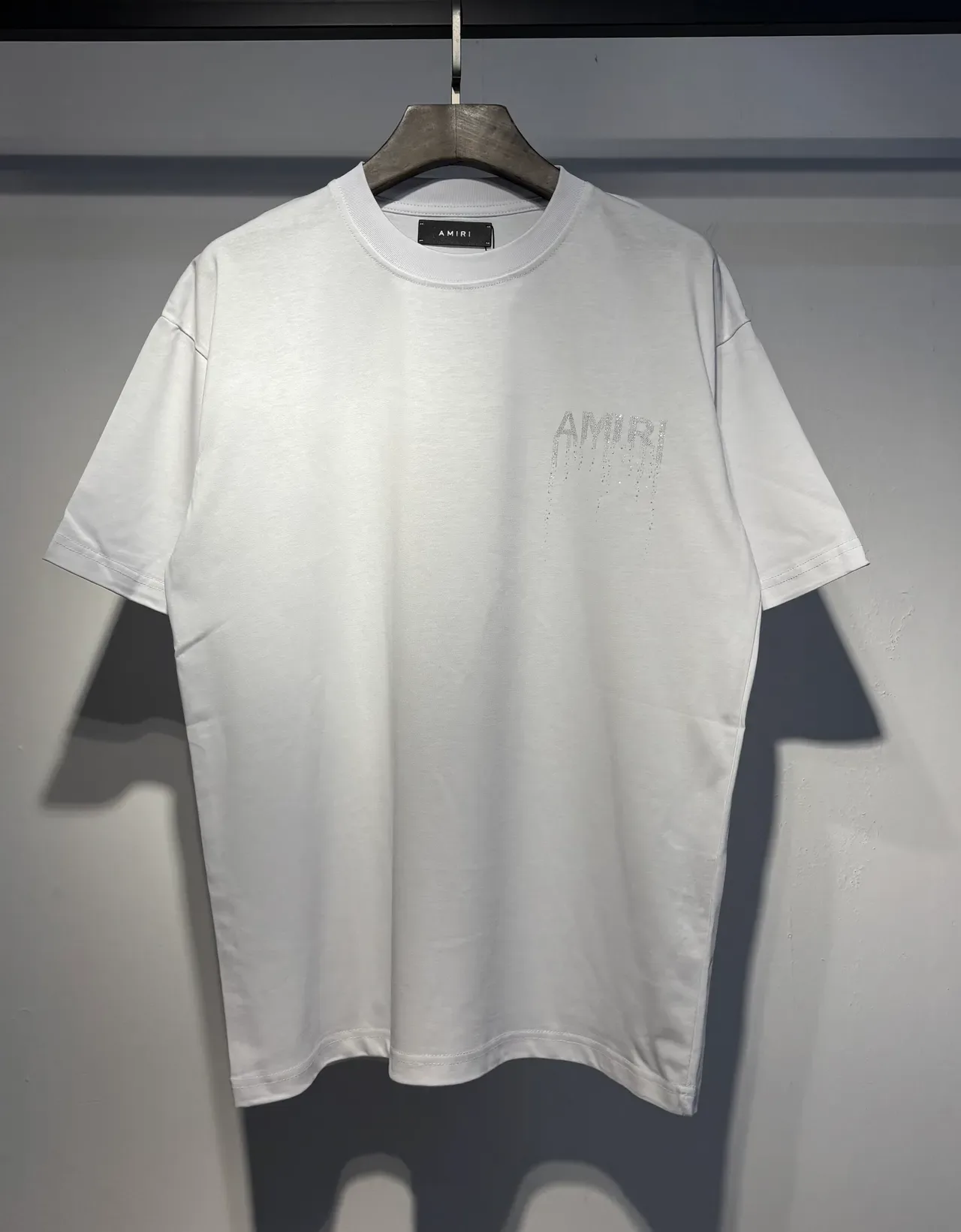 Camiseta gráfica Amiri drip con pedrería 2