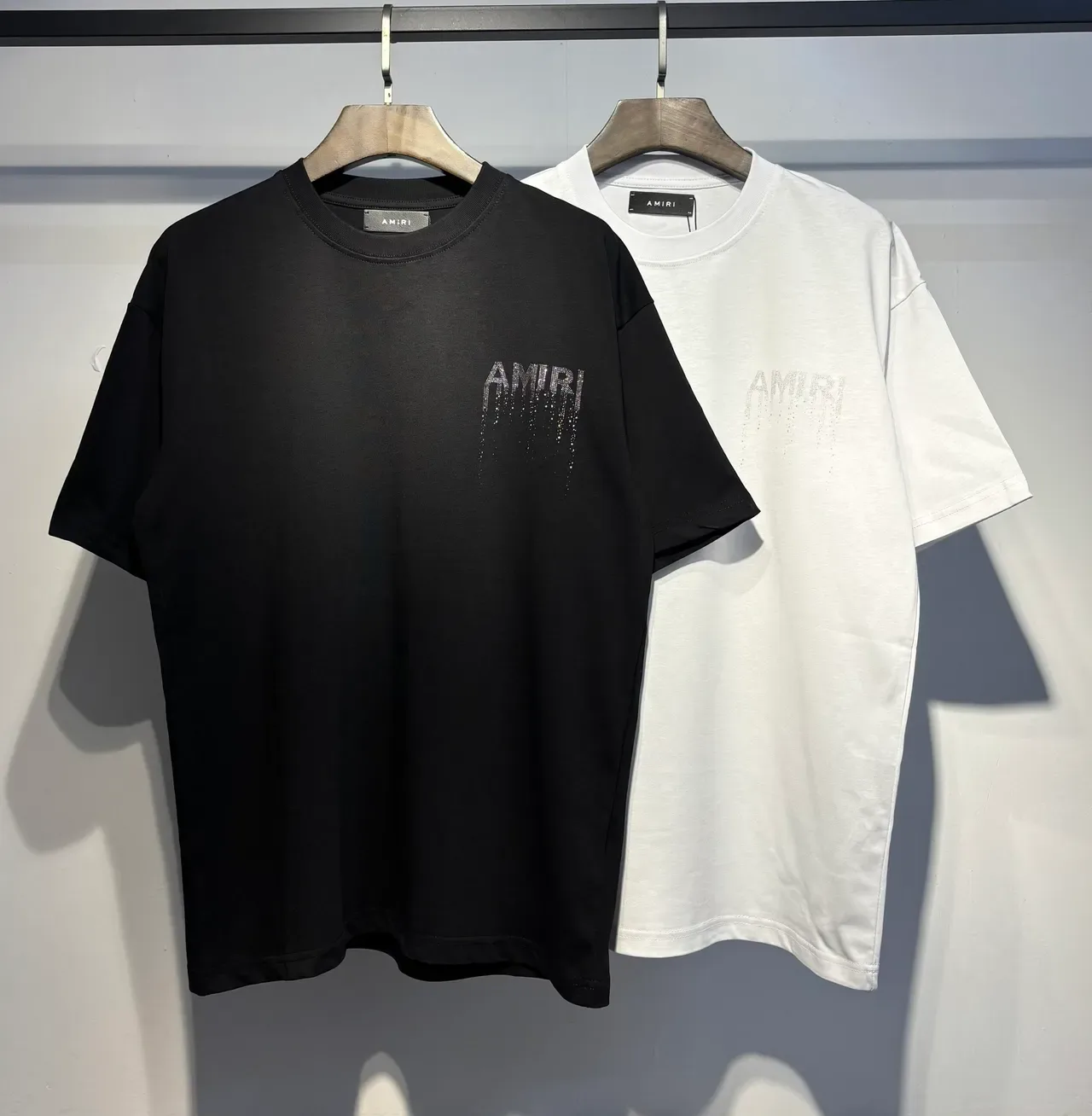 Camiseta gráfica Amiri drip con pedrería 3