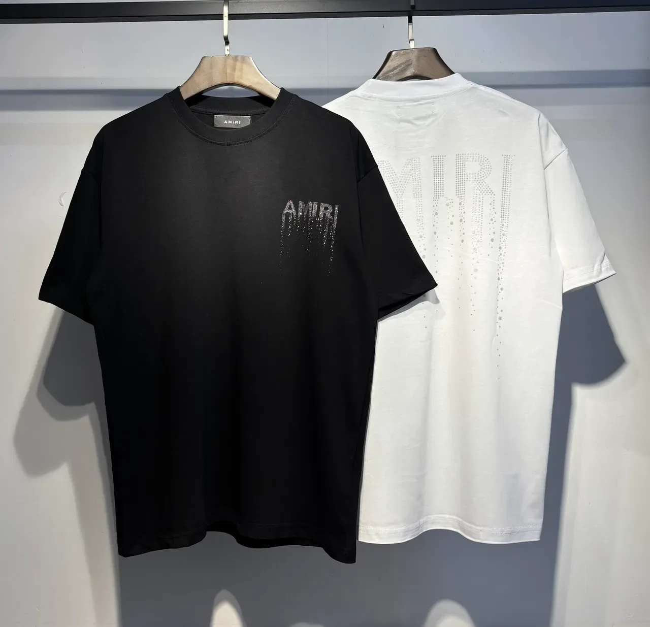 Camiseta gráfica Amiri drip con pedrería 4