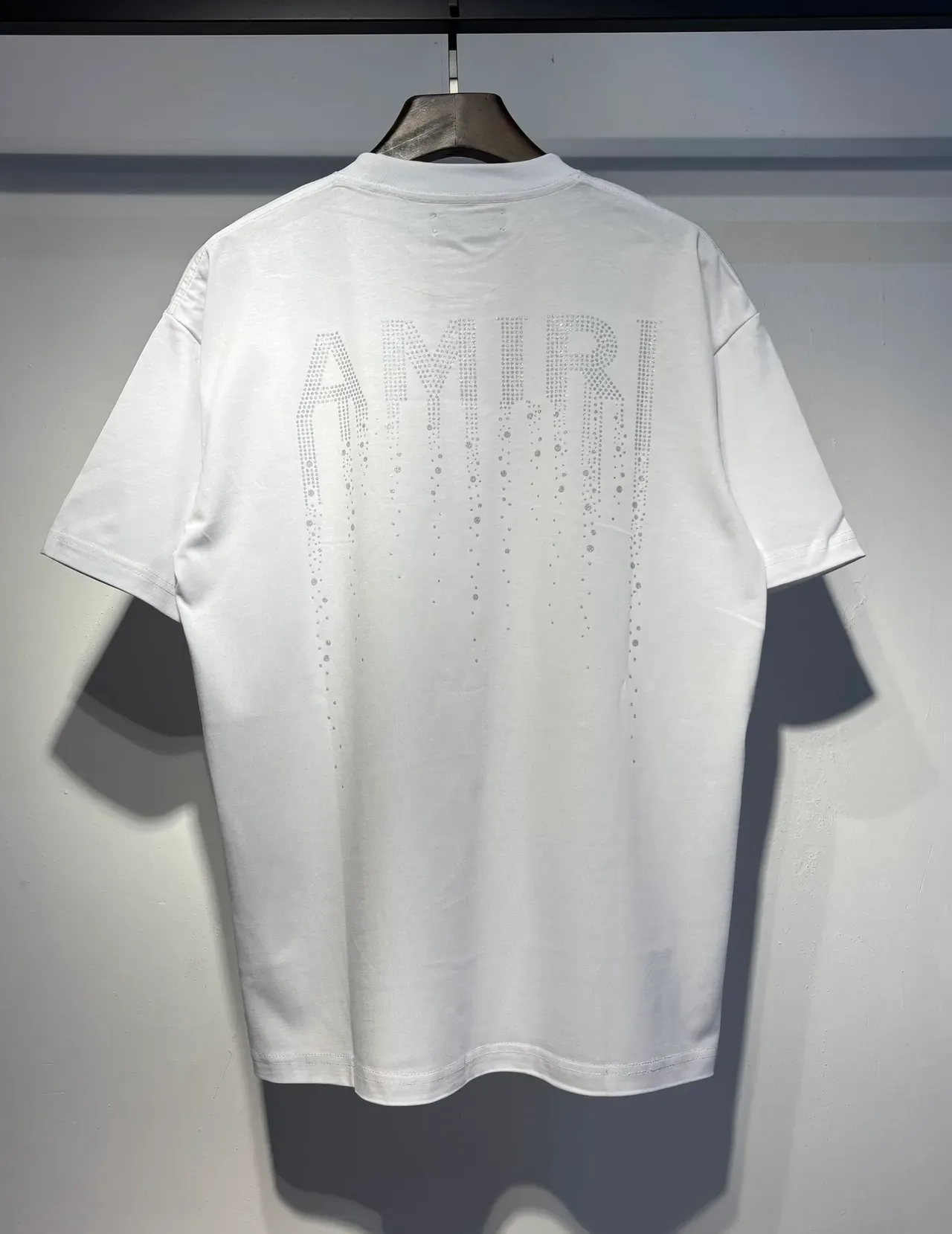 Camiseta gráfica Amiri drip con pedrería 5