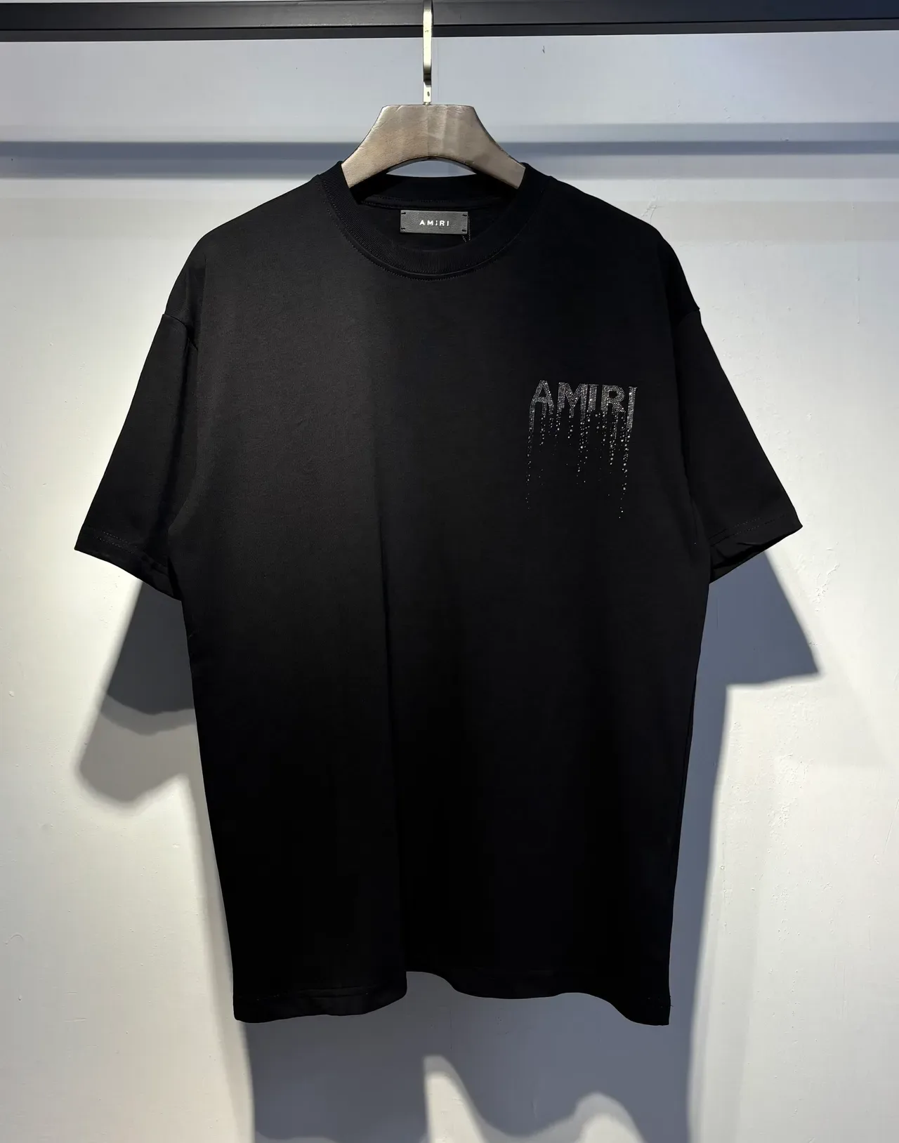 Camiseta gráfica Amiri drip con pedrería 7