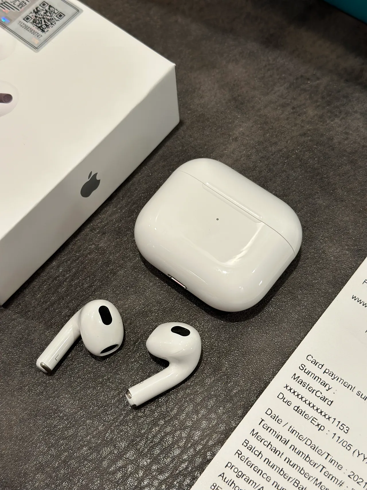 Apple AirPods সাদা কালো স্টেমহীন ডিজাইন উজ্জ্বল ফিনিশ TWS ইয়ারবাডস 4