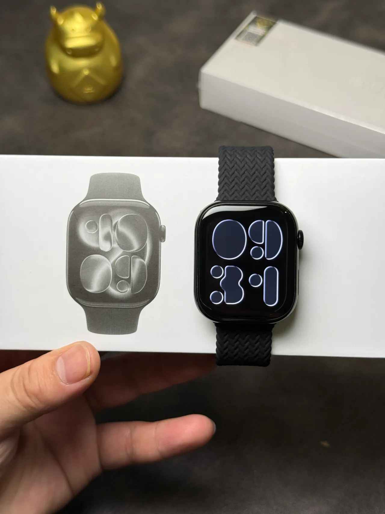 Apple Series 7 黑色平边铝合金表壳数字表冠控制运动手表 3