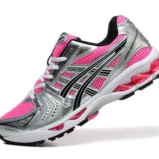 ASICS Gel-Kayano 粉色和银色跑鞋