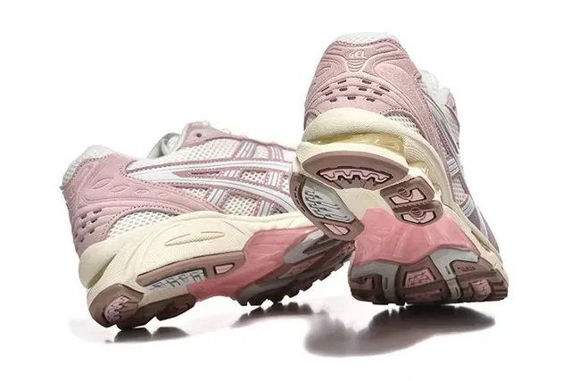 ASICS Gel-Kayano 粉色和白色跑鞋 5