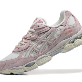 ASICS 粉色白色灰尘麂皮和网面材质上层分层合成覆盖跑鞋