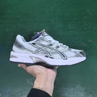 ASICS أحذية رياضية للجري بقماش شبكي أبيض فضي وطبقات معدنية