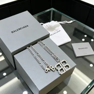 Balenciaga BB and B Pendant Prata Cinza Acabamento em Metal Martelado Corrente Figaro Colar