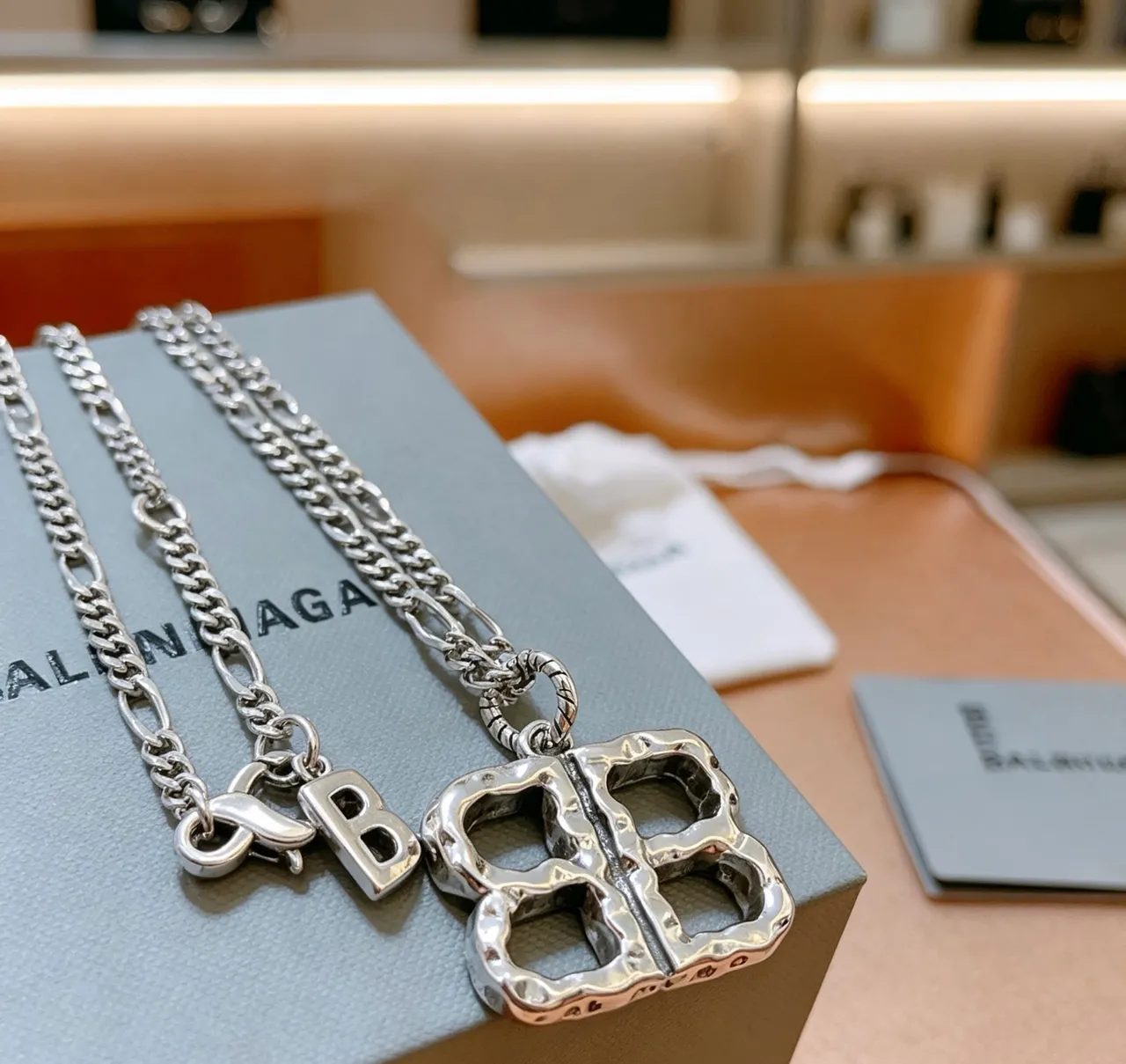 Balenciaga BB and B Pendant রূপালি ধূসর হ্যামার্ড মেটাল ফিনিশ ফিগারো চেইন নেকলেস 4